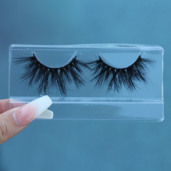 SOLD OUT “𝑆𝐼𝑁 𝐶𝐼𝑇𝑌“ 𝐿𝐴𝑆𝐻𝐸𝑆 - Picture 3 of 3